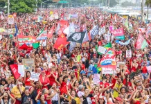 Multidão ocupa Copacabana em ato de apoio à reeleição de Lula