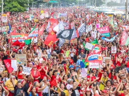 Multidão ocupa Copacabana em ato de apoio à reeleição de Lula