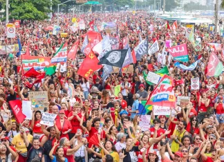 Multidão ocupa Copacabana em ato de apoio à reeleição de Lula