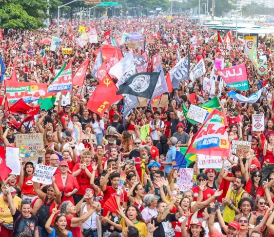 Multidão ocupa Copacabana em ato de apoio à reeleição de Lula