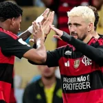 Flamengo vence Atlético-MG com pênalti no fim e reassume liderança