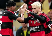 Flamengo vence Atlético-MG com pênalti no fim e reassume liderança
