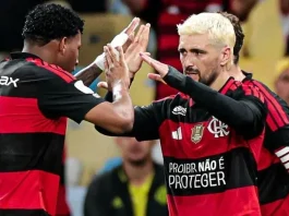 Flamengo vence Atlético-MG com pênalti no fim e reassume liderança