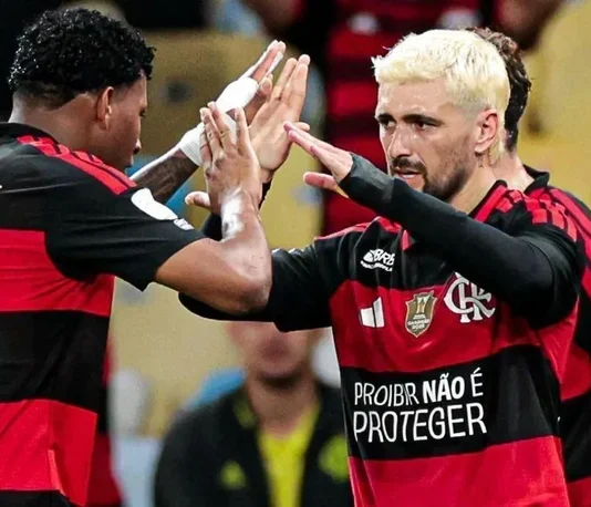 Flamengo vence Atlético-MG com pênalti no fim e reassume liderança