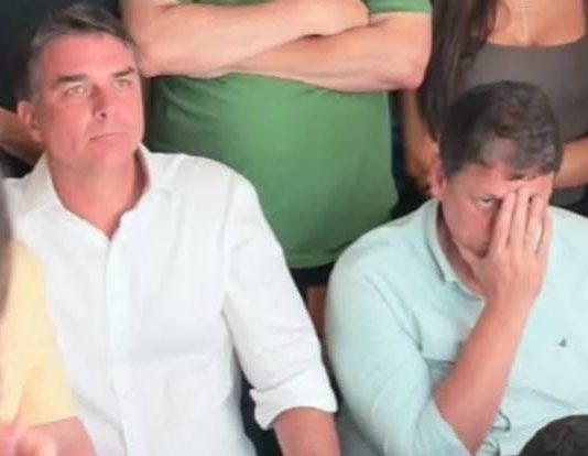 Flávio Bolsonaro contesta resultado e critica prorrogação da votação que ele também pediu