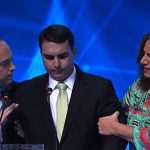 Flávio Bolsonaro deixa o Brasil, acusa eleição de fraude e se auto proclama presidente eleito
