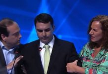 Flávio Bolsonaro deixa o Brasil, acusa eleição de fraude e se auto proclama presidente eleito