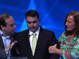 Flávio Bolsonaro deixa o Brasil, acusa eleição de fraude e se auto proclama presidente eleito
