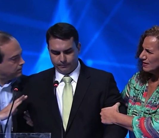 Flávio Bolsonaro deixa o Brasil, acusa eleição de fraude e se auto proclama presidente eleito