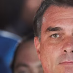 EM FUGA: Flávio Bolsonaro chega aos EUA com a família após ordem do STF