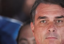 EM FUGA: Flávio Bolsonaro chega aos EUA com a família após ordem do STF