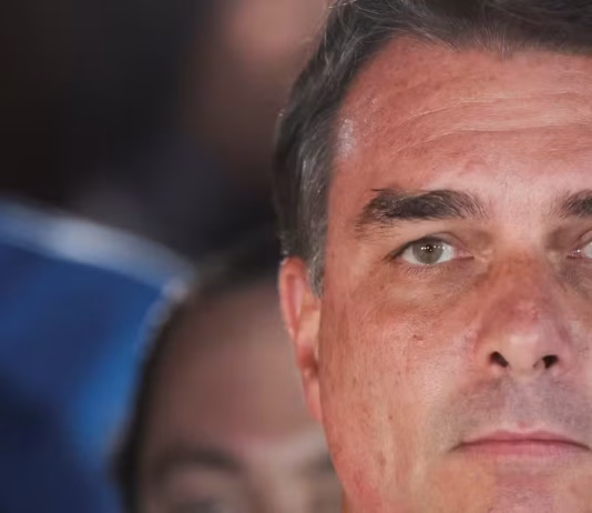 EM FUGA: Flávio Bolsonaro chega aos EUA com a família após ordem do STF