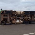 Carreta tomba e derrama carga de milho no viaduto da BR-163 em Sinop