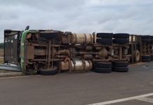 Carreta tomba e derrama carga de milho no viaduto da BR-163 em Sinop
