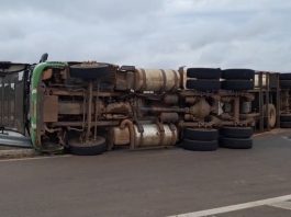 Carreta tomba e derrama carga de milho no viaduto da BR-163 em Sinop