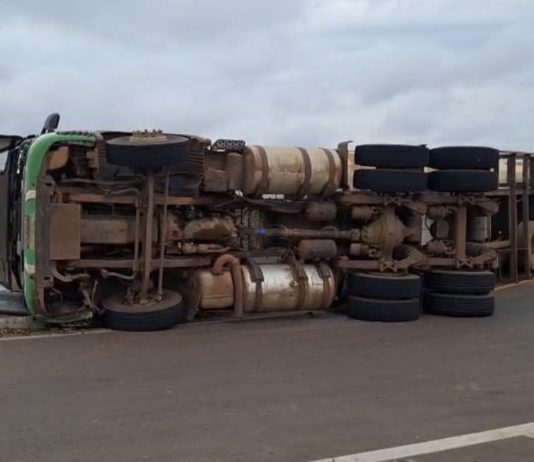 Carreta tomba e derrama carga de milho no viaduto da BR-163 em Sinop