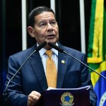 Hamilton Mourão é o único senador a votar contra o fim da escala 6×1
