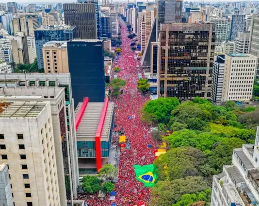 Lula reúne apoiadores na Paulista e alerta para cortes de direitos sociais