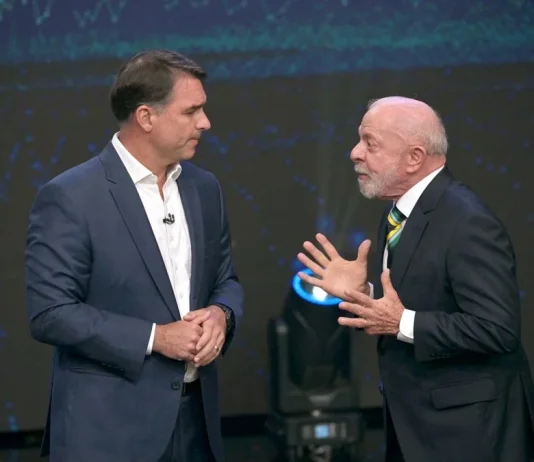 Quem é o honesto? Lula promete abrir sigilos ao TSE e desafia Flávio Bolsonaro a fazer o mesmo