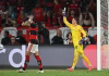 Muslera brilha nos pênaltis, e Estudiantes elimina Flamengo da Libertadores