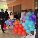 Quatro suspeitos são levados à delegacia após denúncia sobre distribuição de doces em Carlinda