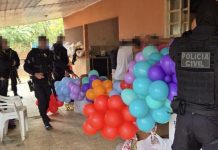 Quatro suspeitos são levados à delegacia após denúncia sobre distribuição de doces em Carlinda