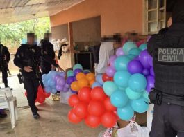 Quatro suspeitos são levados à delegacia após denúncia sobre distribuição de doces em Carlinda