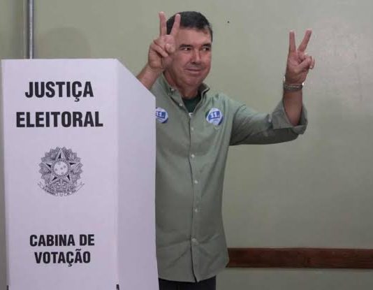 É o primeiro a confirmar: Eduardo Riedel é reeleito governador de Mato Grosso do Sul no 1º turno