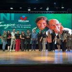 Uniflor emociona famílias com apresentações em inglês e homenagem ao professor Tobias
