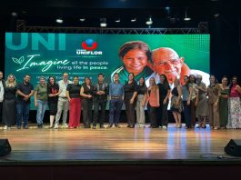 Uniflor emociona famílias com apresentações em inglês e homenagem ao professor Tobias