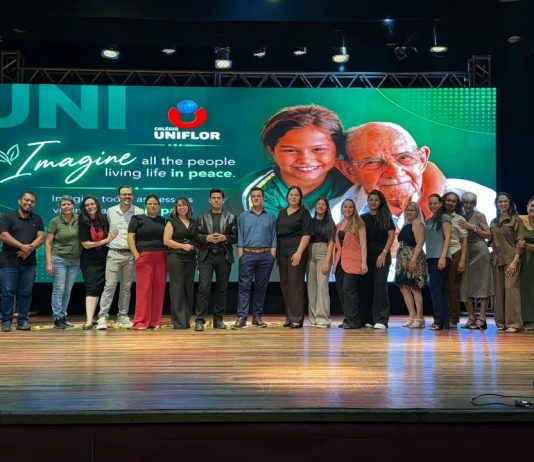 Uniflor emociona famílias com apresentações em inglês e homenagem ao professor Tobias