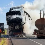 Carreta carregada com algodão pega fogo após tocar em fio de alta tensão na BR-163