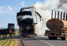 Carreta carregada com algodão pega fogo após tocar em fio de alta tensão na BR-163