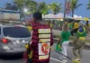 Vídeo mostra homem com corrente ao lado de homem negro em ato de Flávio Bolsonaro no Rio