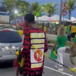 Vídeo mostra homem com corrente ao lado de homem negro em ato de Flávio Bolsonaro no Rio