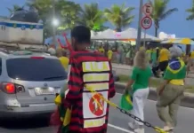Vídeo mostra homem com corrente ao lado de homem negro em ato de Flávio Bolsonaro no Rio