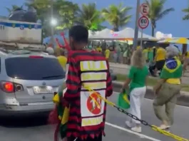 Vídeo mostra homem com corrente ao lado de homem negro em ato de Flávio Bolsonaro no Rio