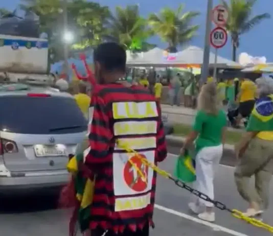 Vídeo mostra homem com corrente ao lado de homem negro em ato de Flávio Bolsonaro no Rio