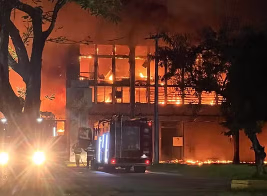 Incêndio atinge prédio da UFPE após ato pró-Lula; caso é investigado