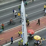 “Brazileiros”: Míssil com pedido de ataque nuclear ao Brasil aparece em ato de Flávio Bolsonaro