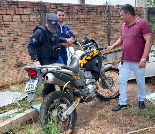 Polícia Militar recupera em terreno baldio, motocicleta furtada em Alta Floresta