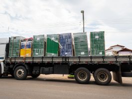 Prefeitura entrega novos pisos modulares para cinco escolas da Rede Municipal de Ensino.