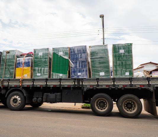 Prefeitura entrega novos pisos modulares para cinco escolas da Rede Municipal de Ensino.