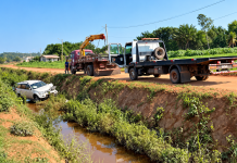 Pajero cai no Córrego das Lavadeiras e mobiliza operação de retirada em MT