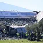 Acidente entre trens na Espanha deixa 68 mortos e leva governo a decretar luto