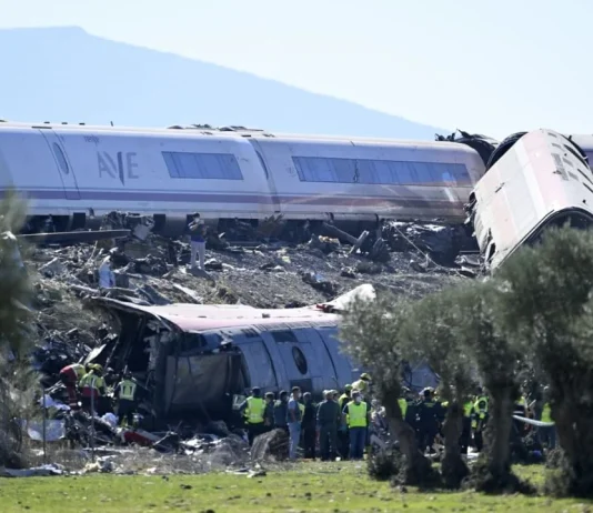 Acidente entre trens na Espanha deixa 68 mortos e leva governo a decretar luto